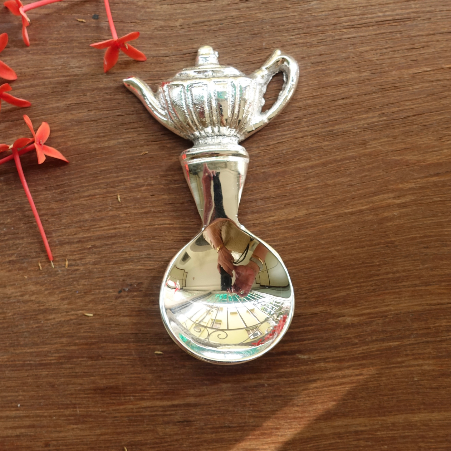 Loose leaf tea measuring spoon with silver teapot handle for artisan brewing