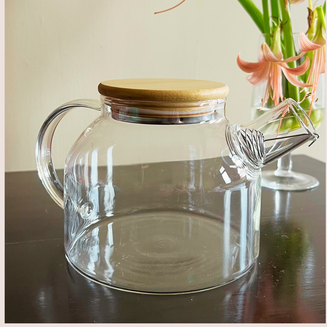  ArtTeas® - transparent glass teapot with handle and wooden lid in natural light
