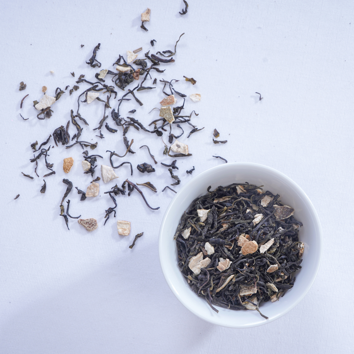 Loose leaf orange green tea blend with green tea leaves and dried orange peel pieces -  ArtTeas®