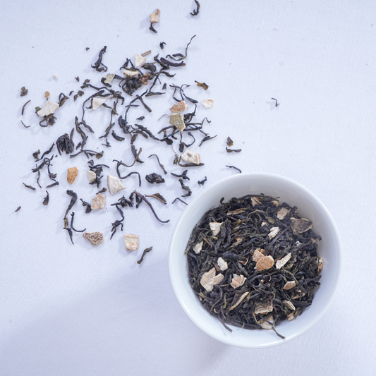 Loose leaf orange green tea blend with green tea leaves and dried orange peel pieces -  ArtTeas®