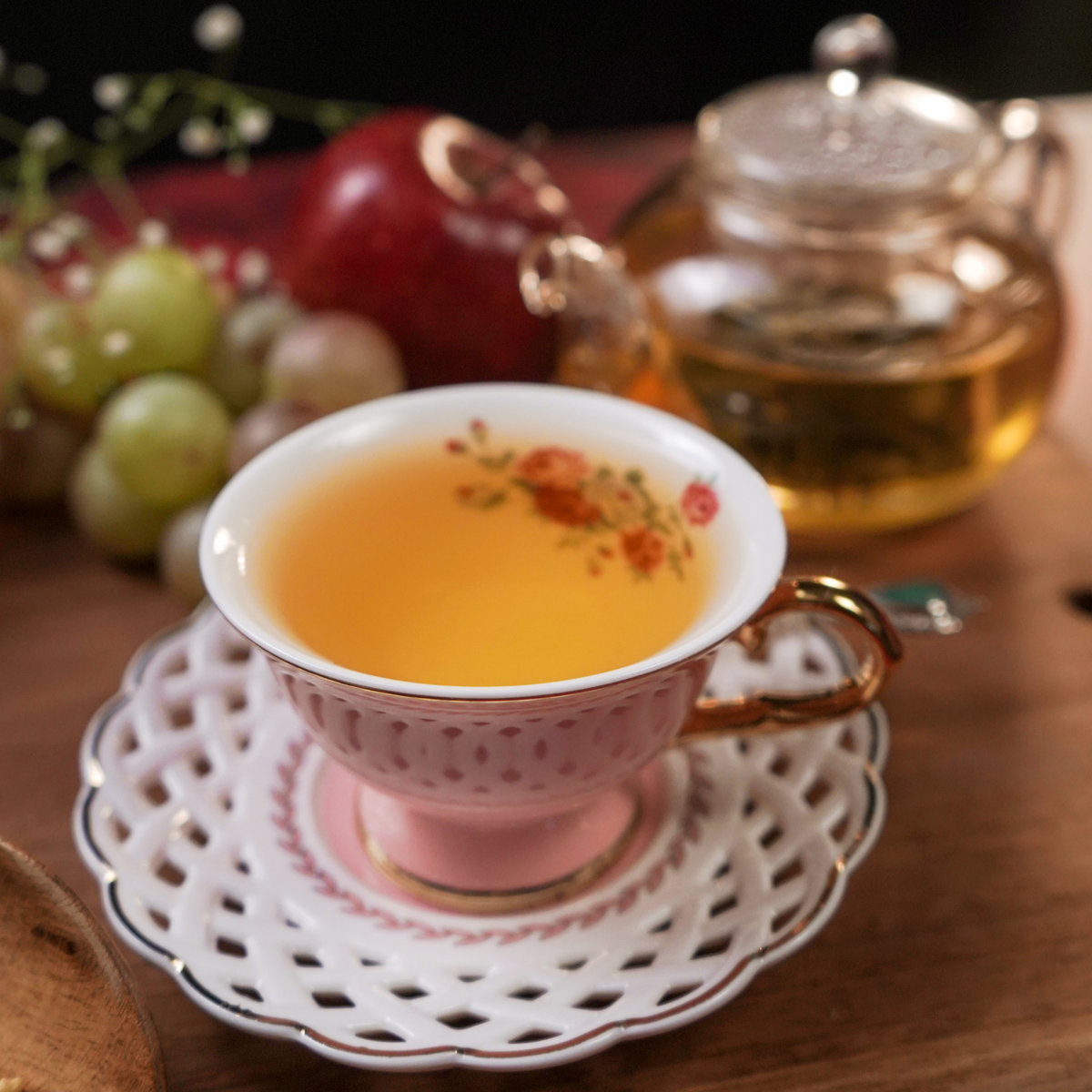 Crisp Apple Fusion green tea brewed in glass teapot with fresh apples -ArtTeas apple cinnamon green tea India