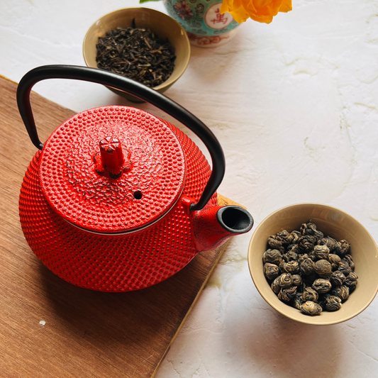 Lady Red cast iron Japanese Tetsubin teapot by ArtTeas® - 350ml traditional cast iron teapot with stainless steel infuser India
